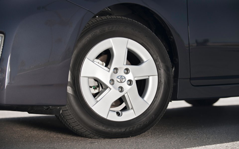 2011-toyota-prius-wheels.jpg