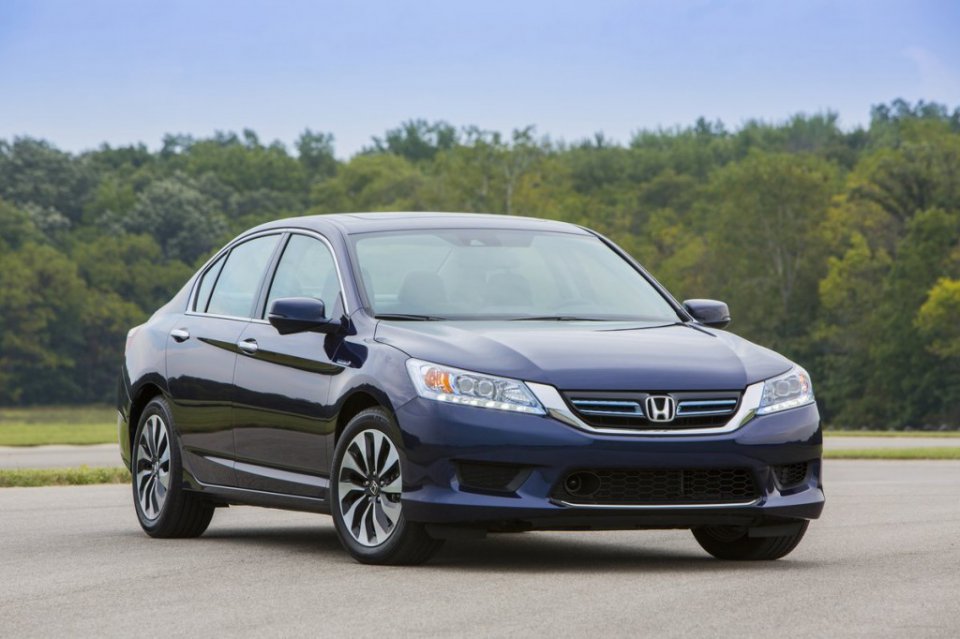 2014-honda-accord-hybrid_100442815_l.jpg