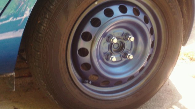 Blue wheels chrome nuts.JPG