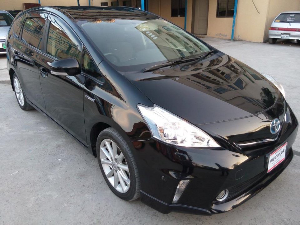 Prius Alpha S-Touring Black 2011 97k p2.jpg